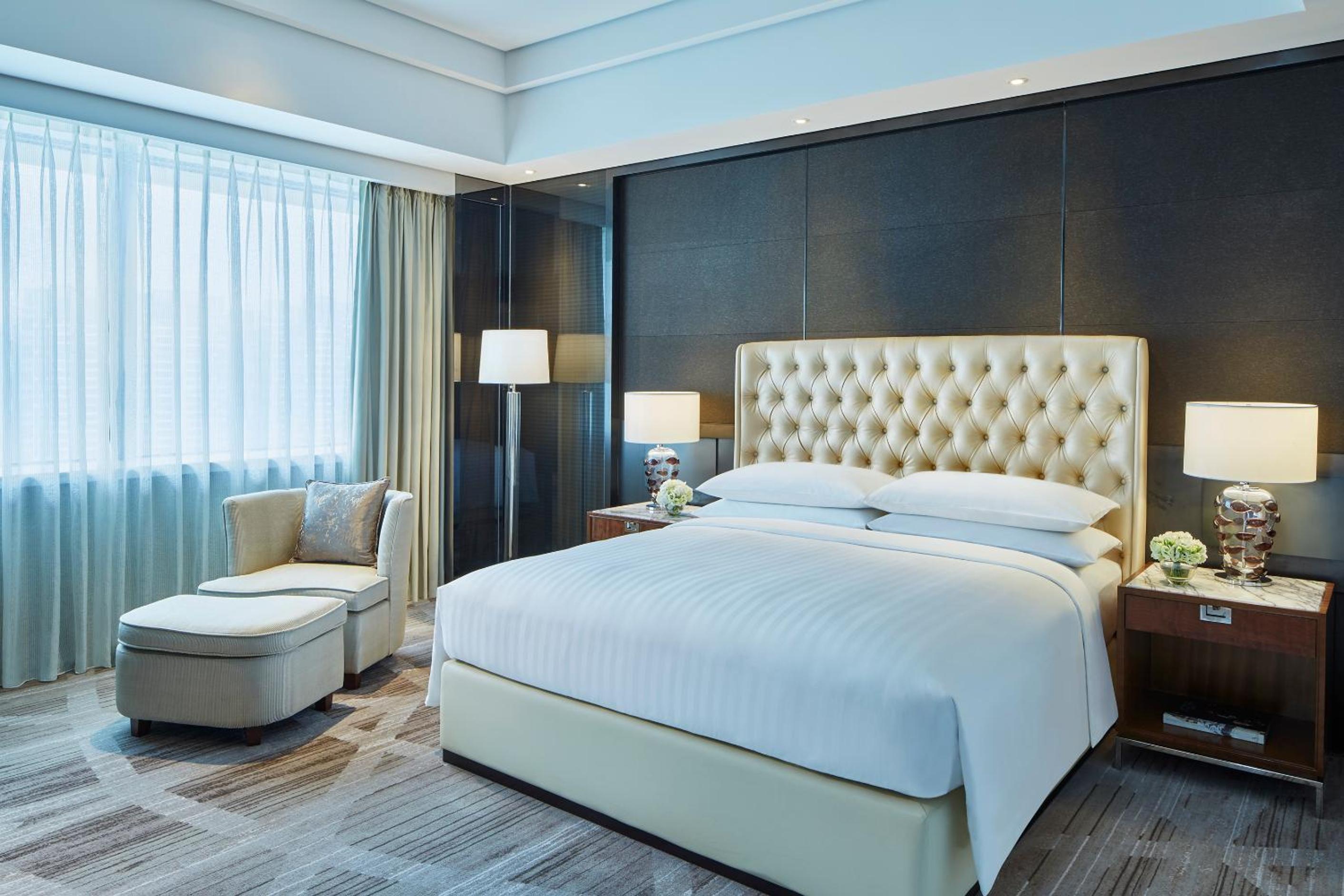Study, Guest Room, King Bed, City View