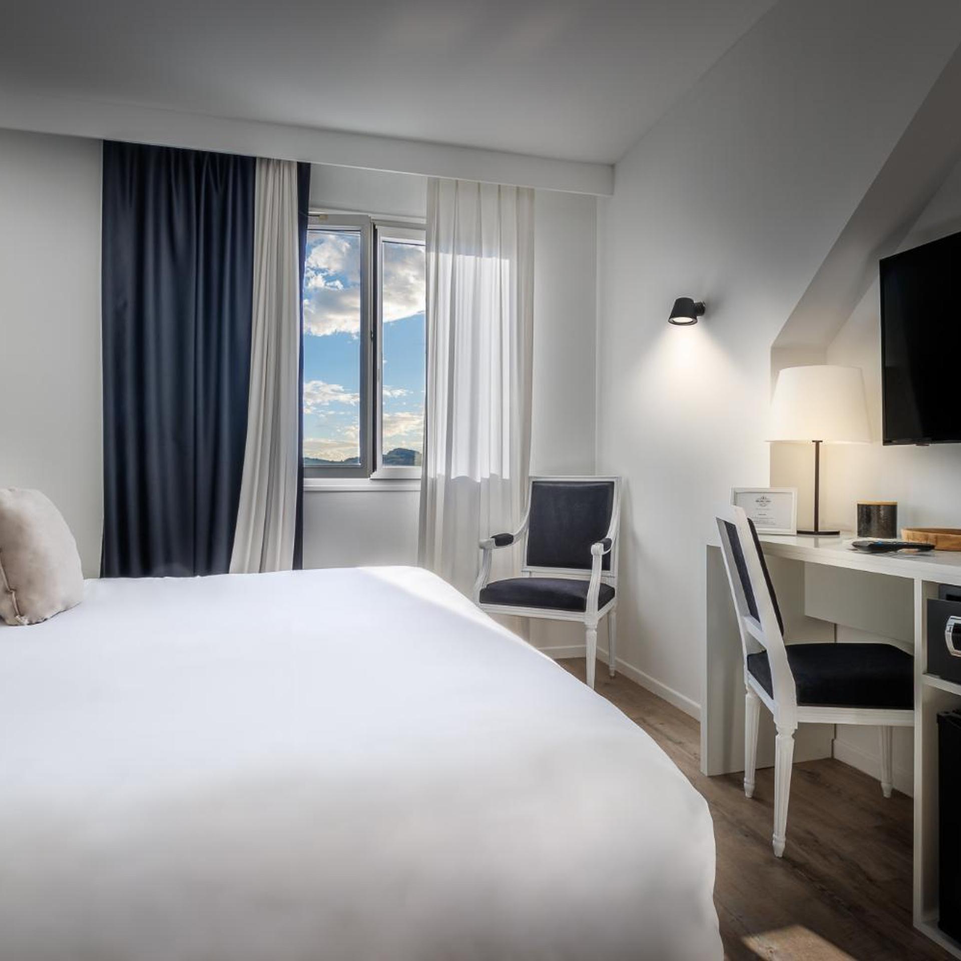 Room, King Bed, Sanctuary View
