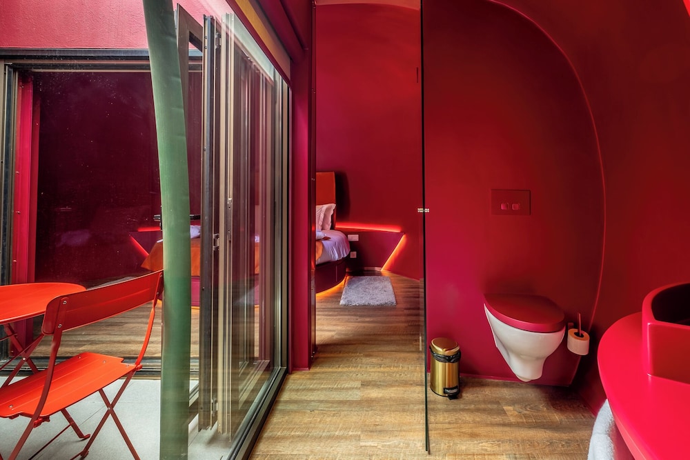 Cherry Sculpture Hotel 24/50