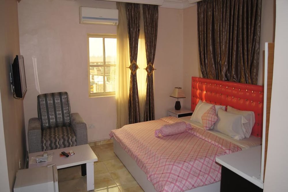 GOVERNOR, SUITE