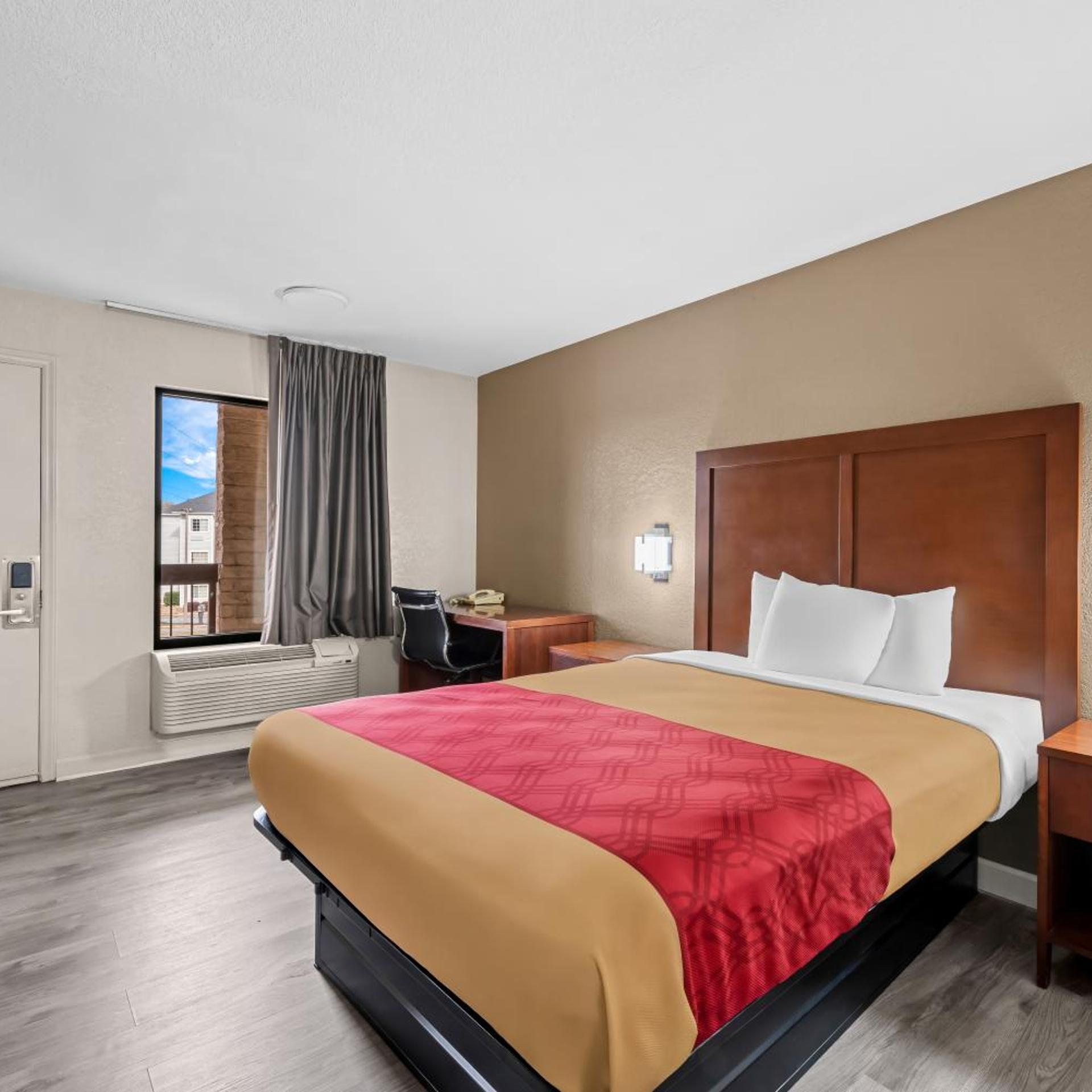 Room, Queen Bed, Exterior Entrance، Econo Lodge Kannapolis - Concord 4/10