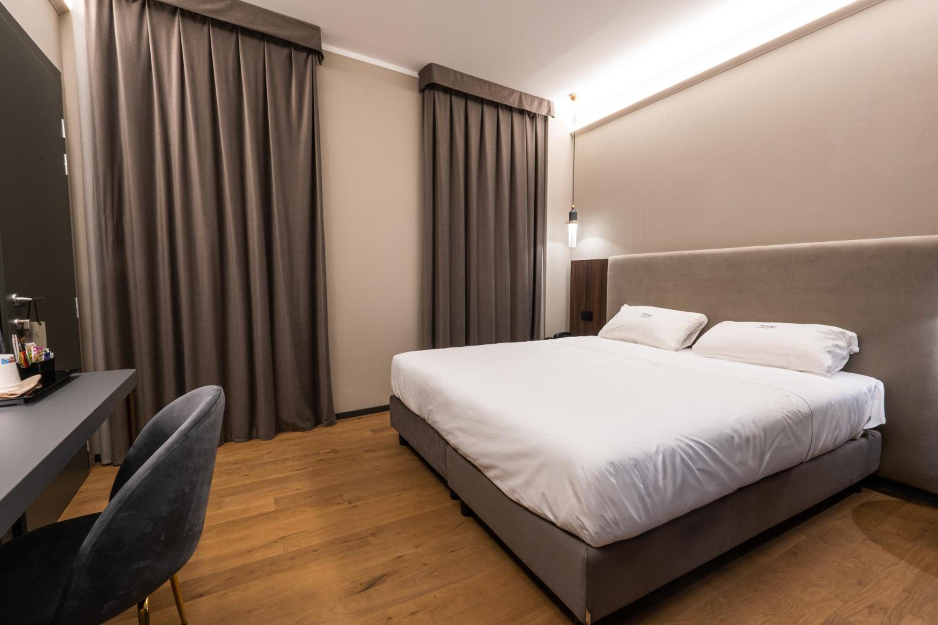 Room, Double or Twin Bed