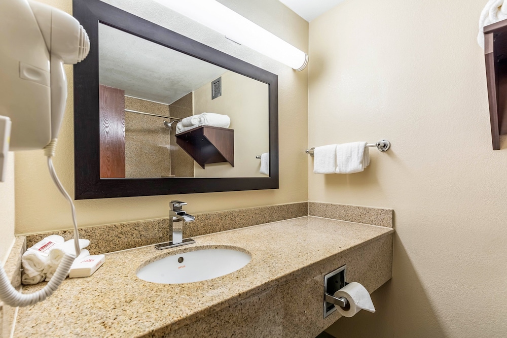 Red Roof Inn Plus and Suites Houston IAH Airport SW 17/34