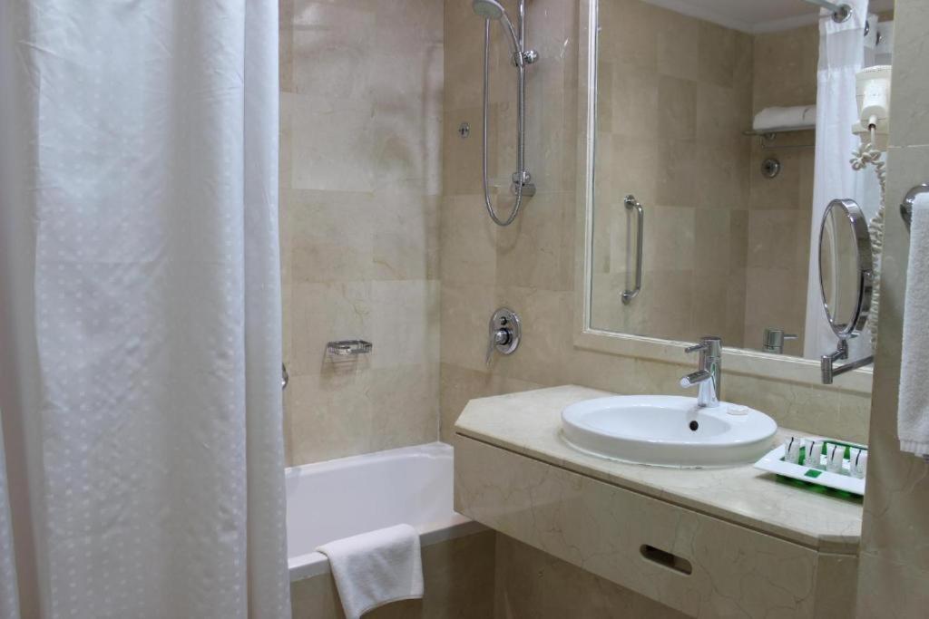 غرفة قياسية بسرير كينج بإطلالة، هوليداي إن - العليا(Holiday Inn Olaya) 10/10