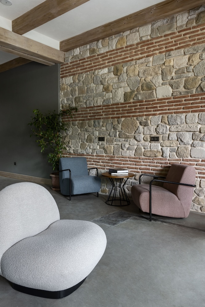 Petrion Hotel 34/50