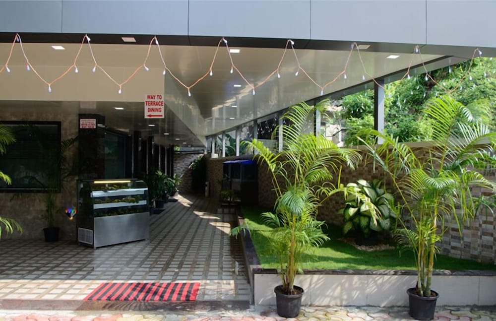 Hotel Galaxy's Vaibhav 5/40