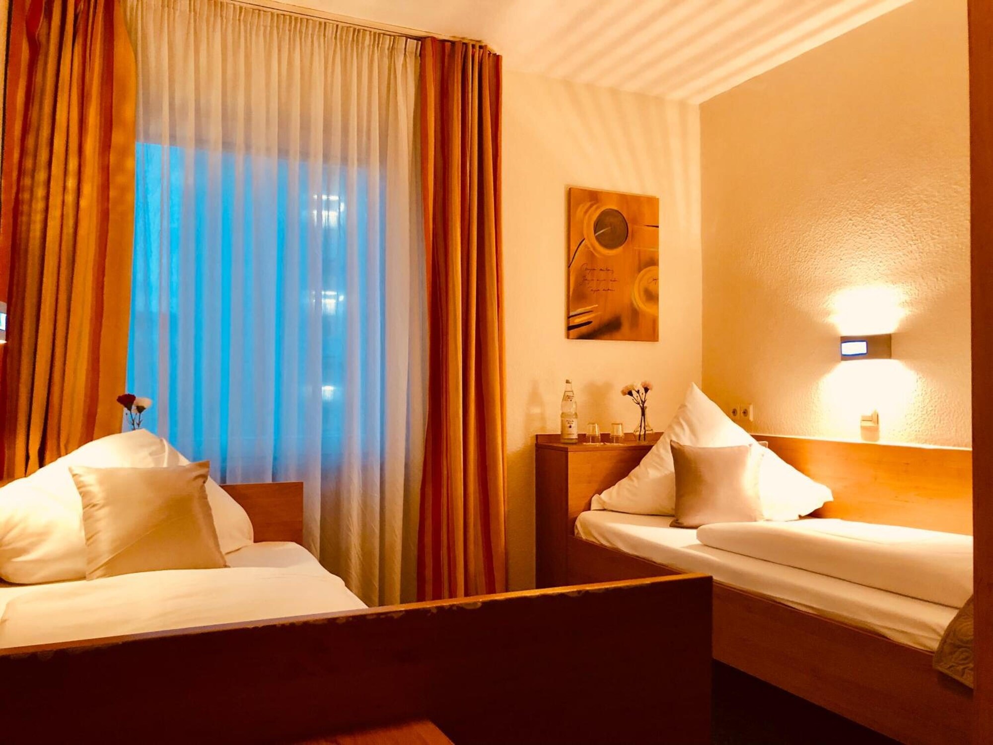 ROOM, TWIN BEDS