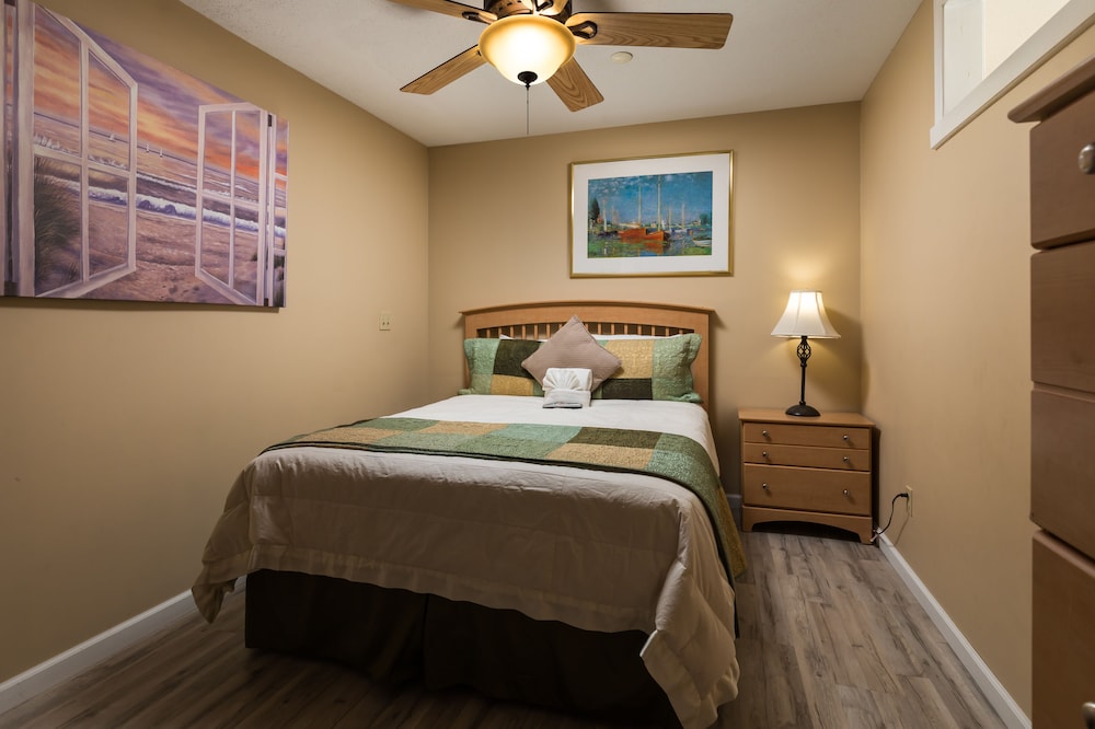 2 Bedrooms, Suite, King and Queen Bed, 2 Bathrooms, Sofa