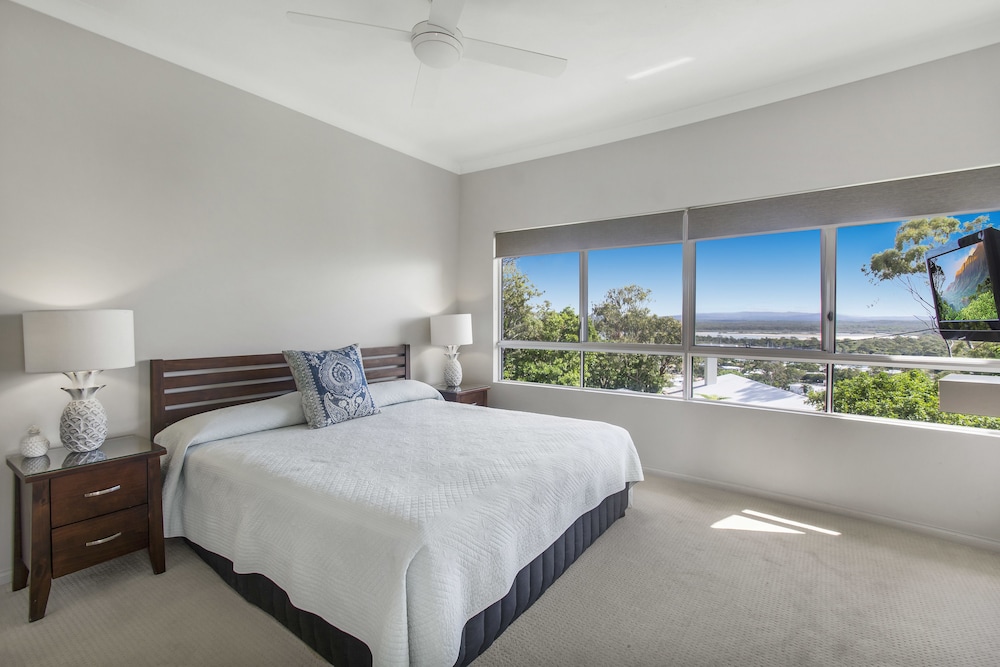 THE LOOKOUT RESORT 18/74