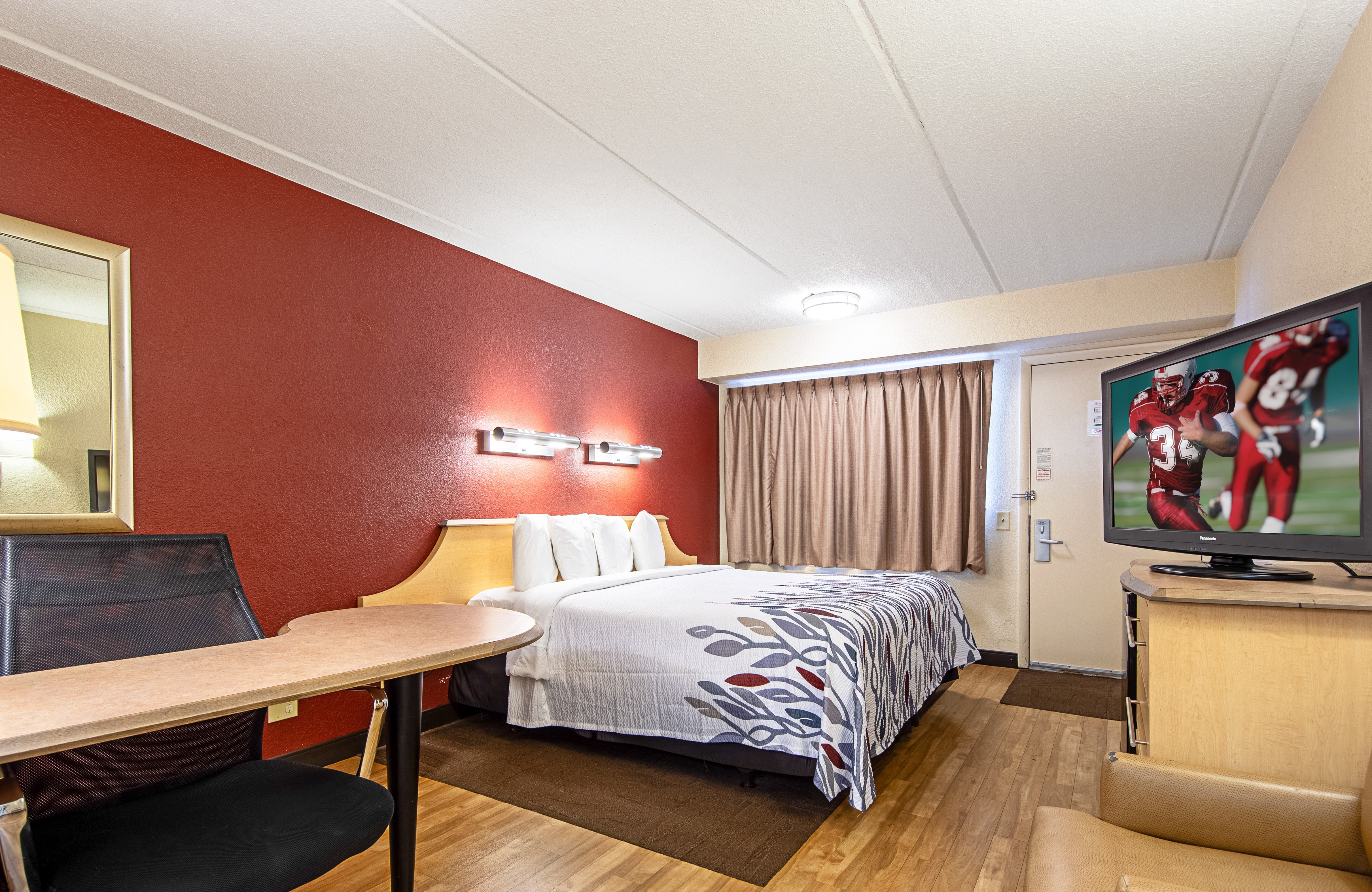 غرفة سوبيريور بسرير كينج، Red Roof Inn Utica 4/6