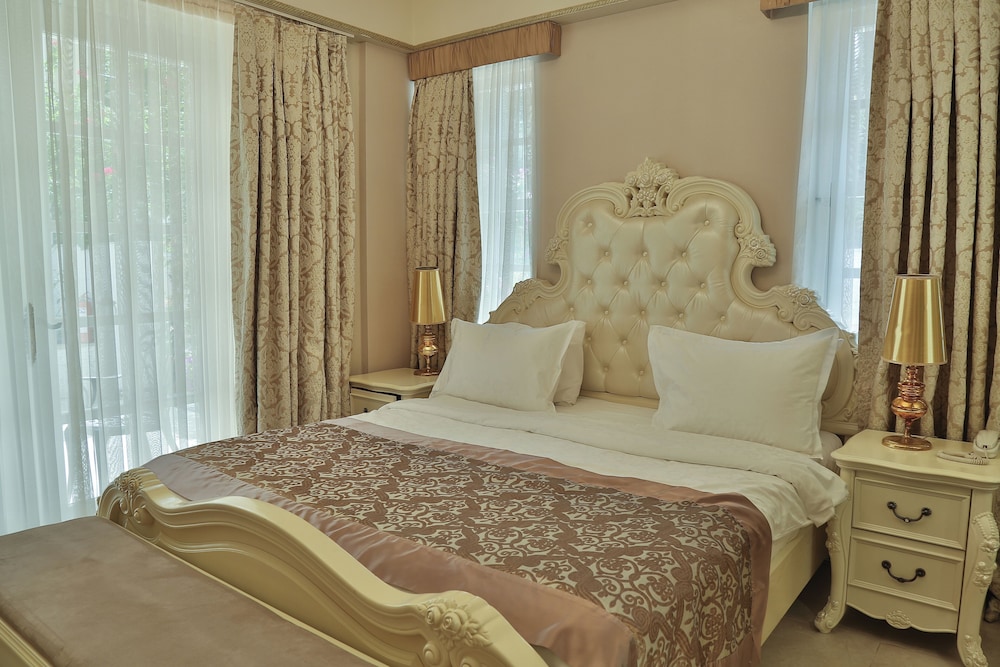 DELUXE, DOUBLE OR TWIN BED