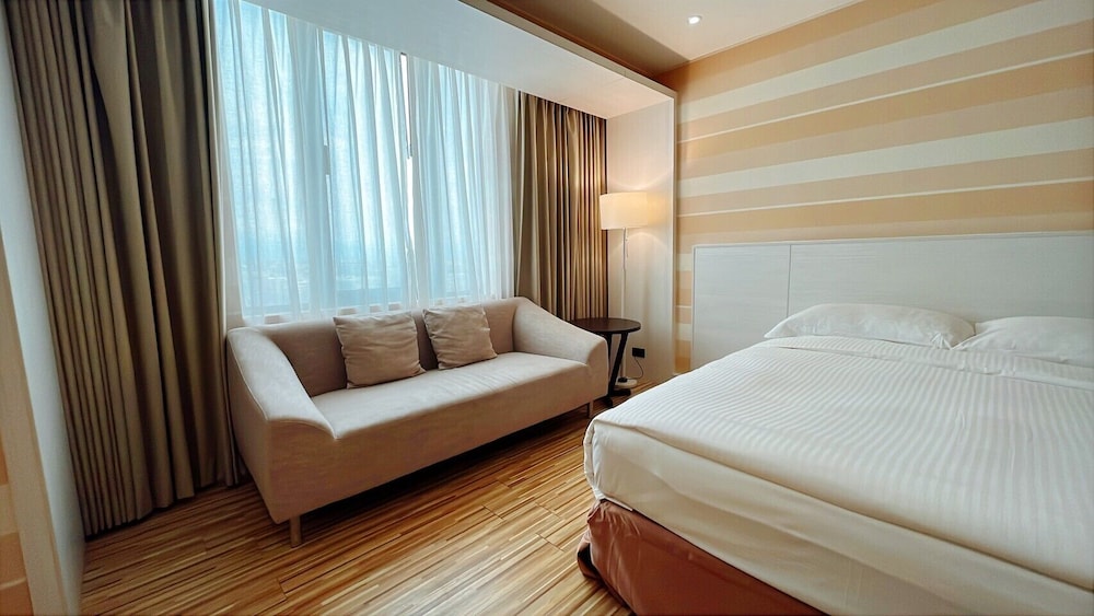We Meet Hotel 30/68