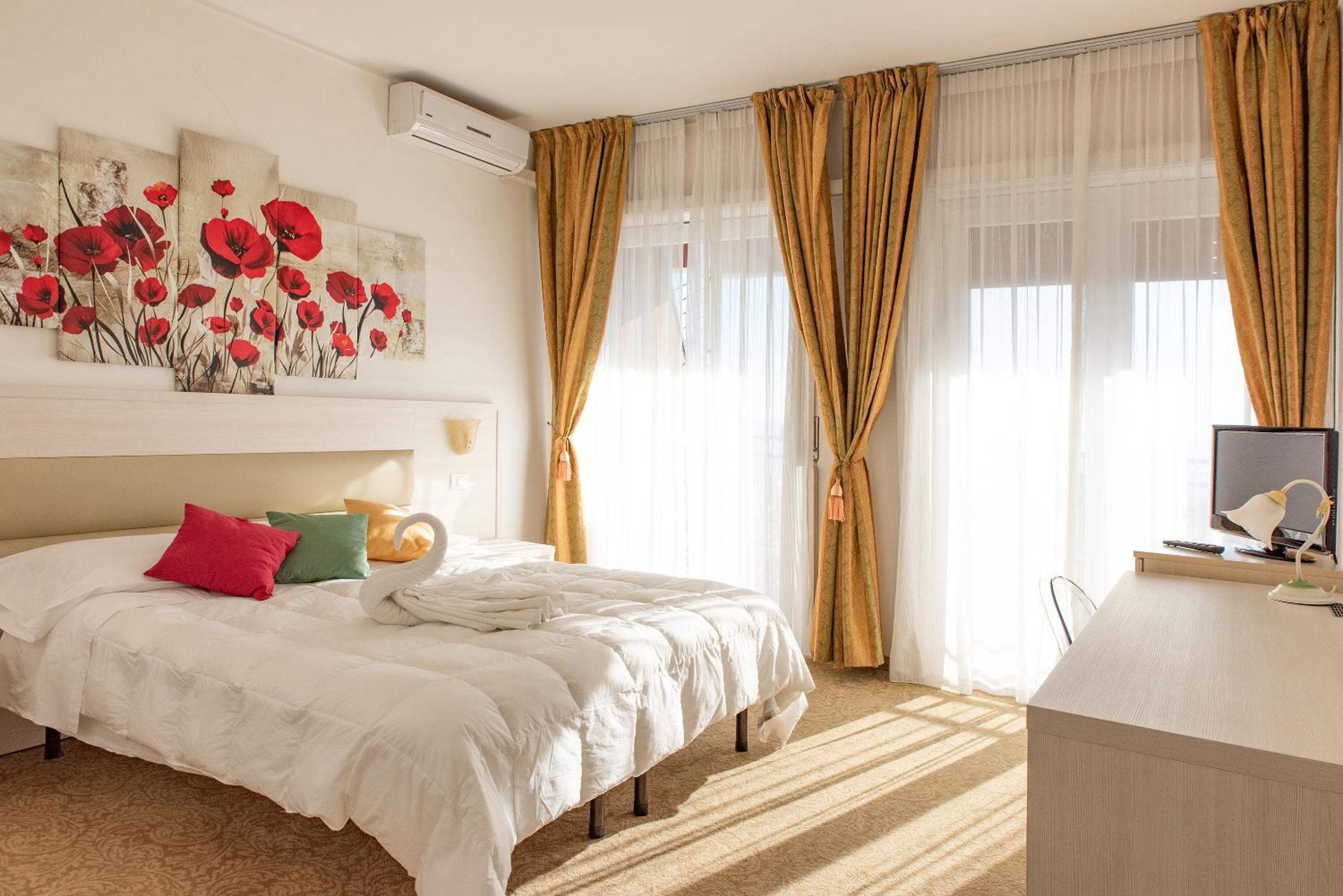 Room, Double or Twin Bed, Pool View