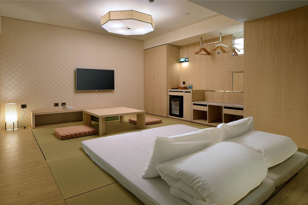 Century Hotel 16/75