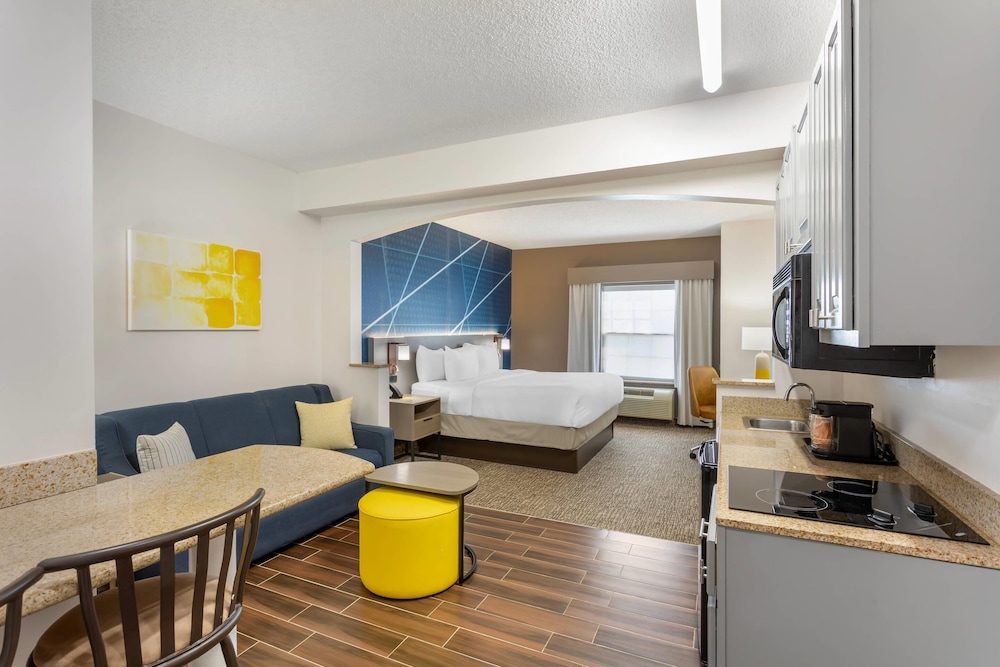 Efficiency, Suite, King Bed, Sofa