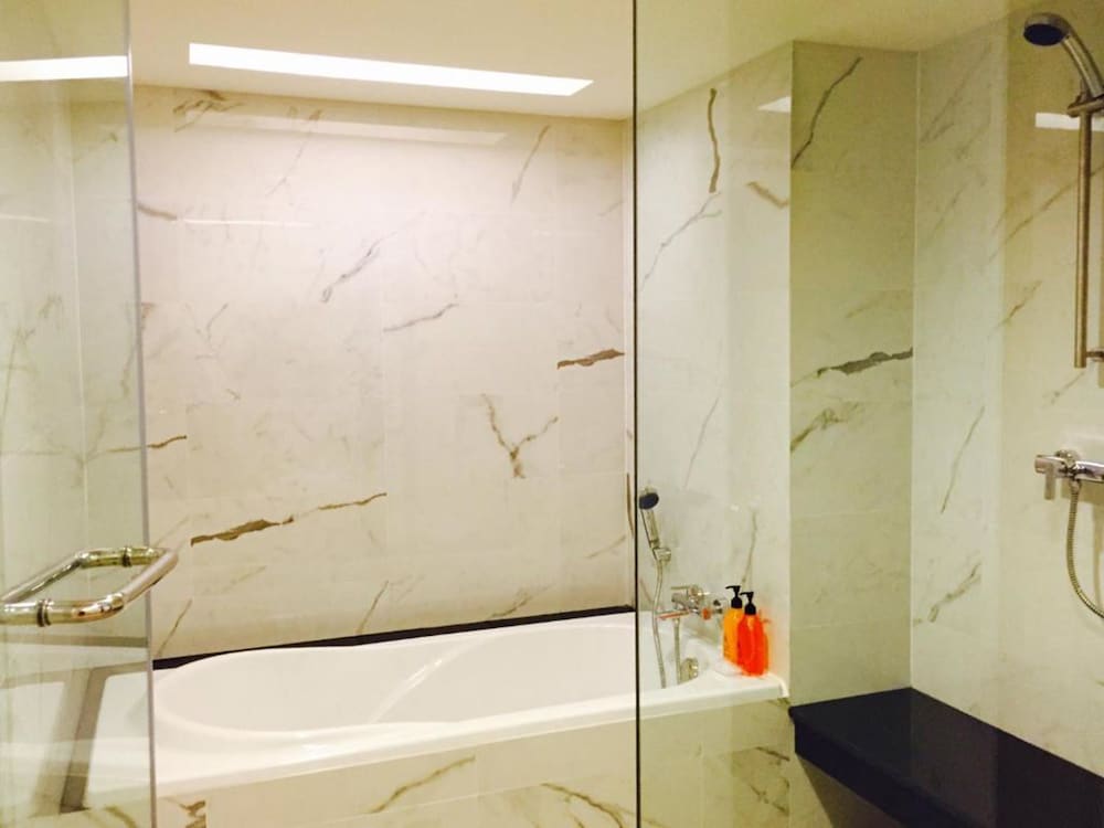 2 Bedrooms, Presidential, Suite, 3 Queen Beds, City View, 2 Bathrooms, Indra Regent Hotel 5/7