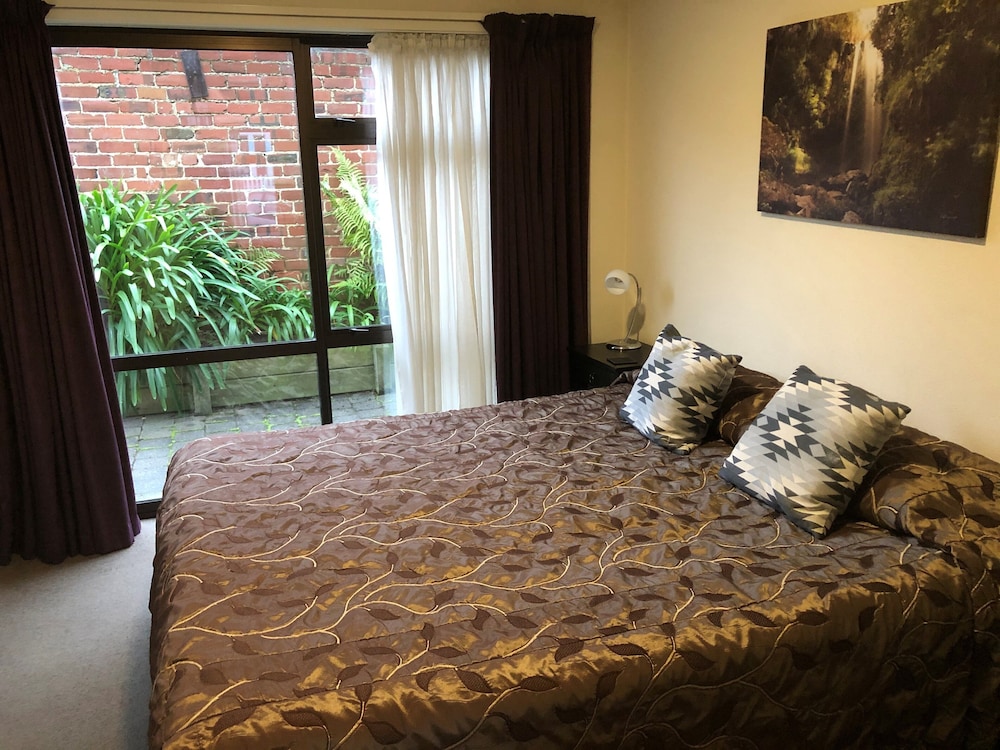 Commodore Motels 22/63
