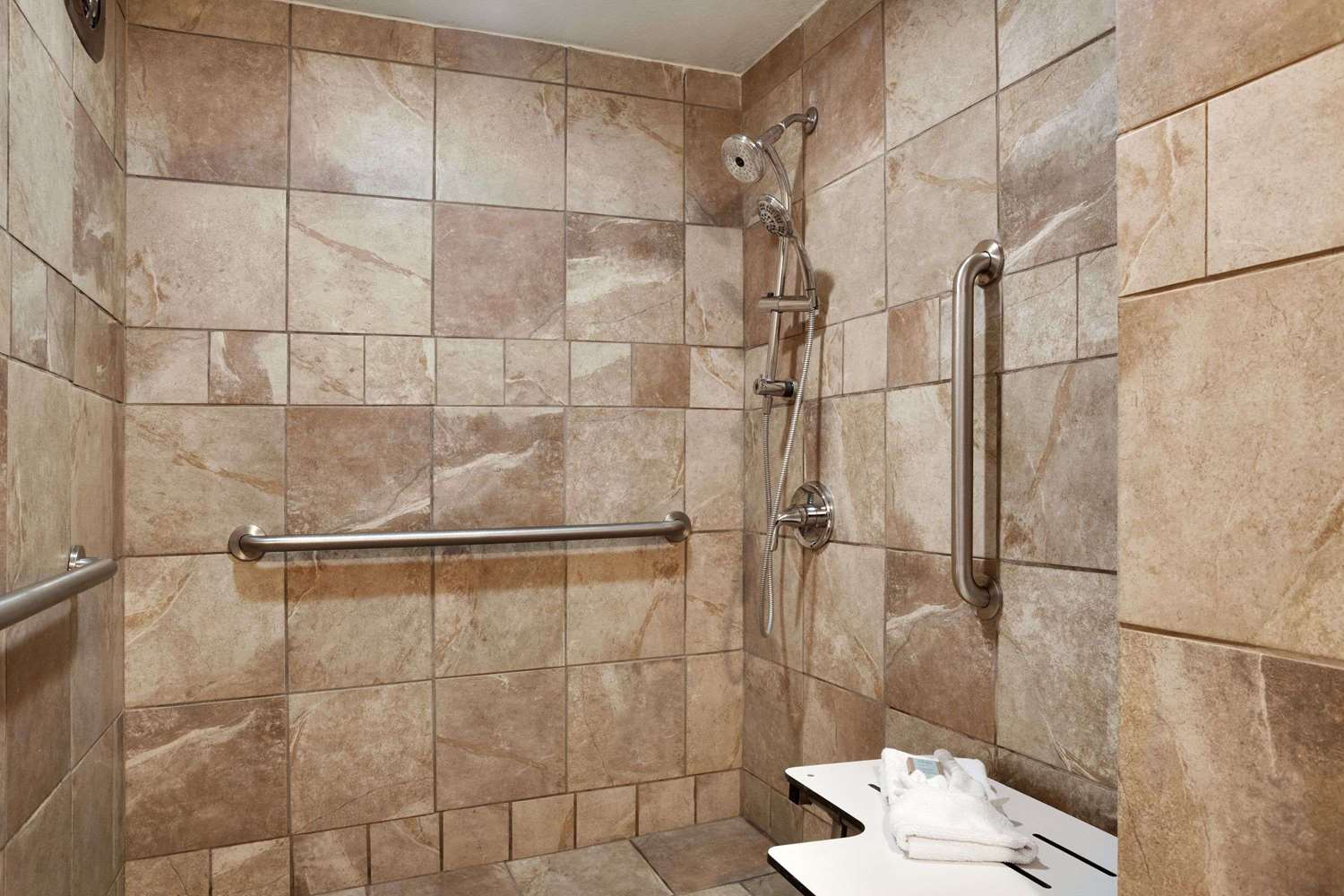 Travelodge by Wyndham Traverse City MI 27/27
