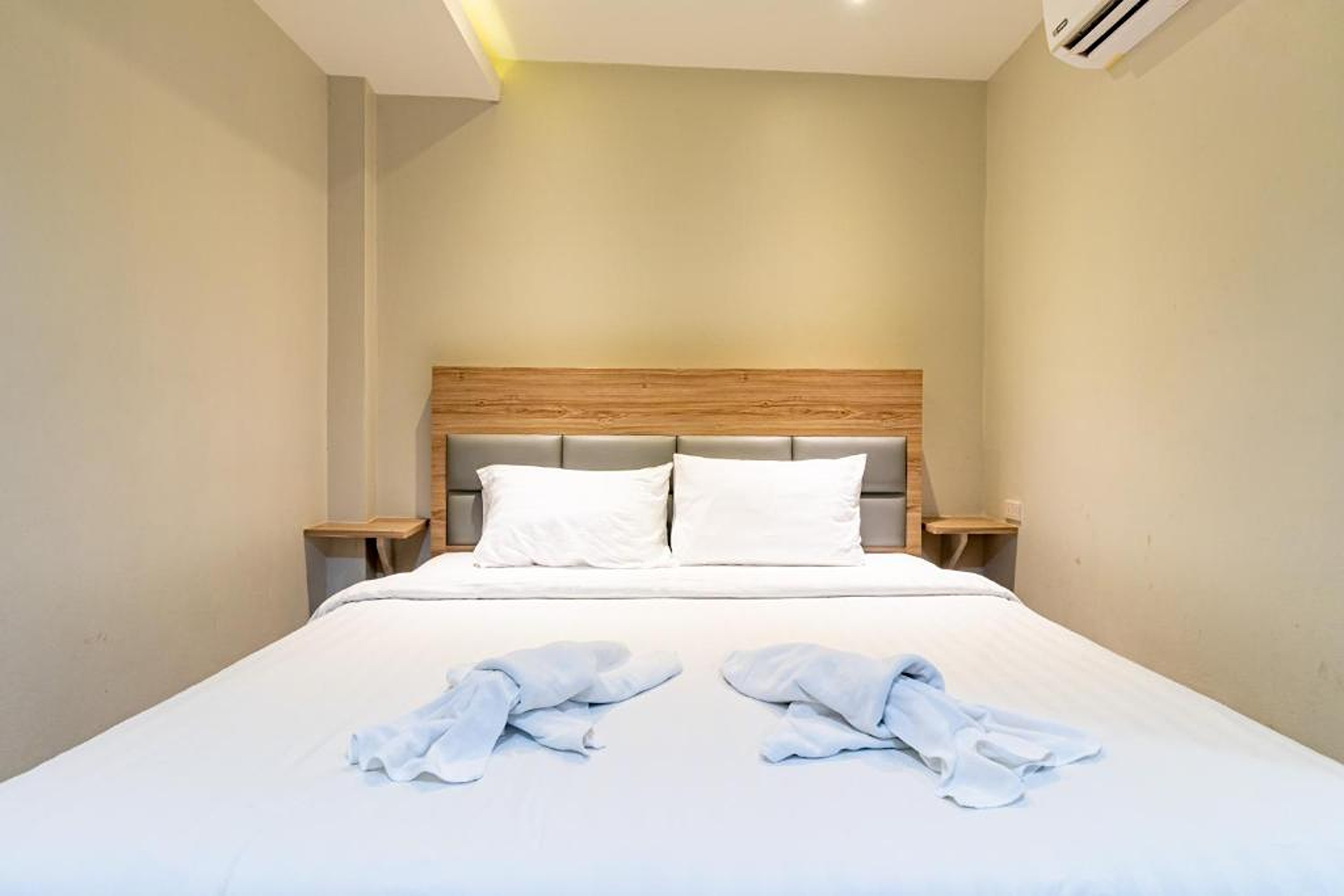 Room, Double Bed, No Window