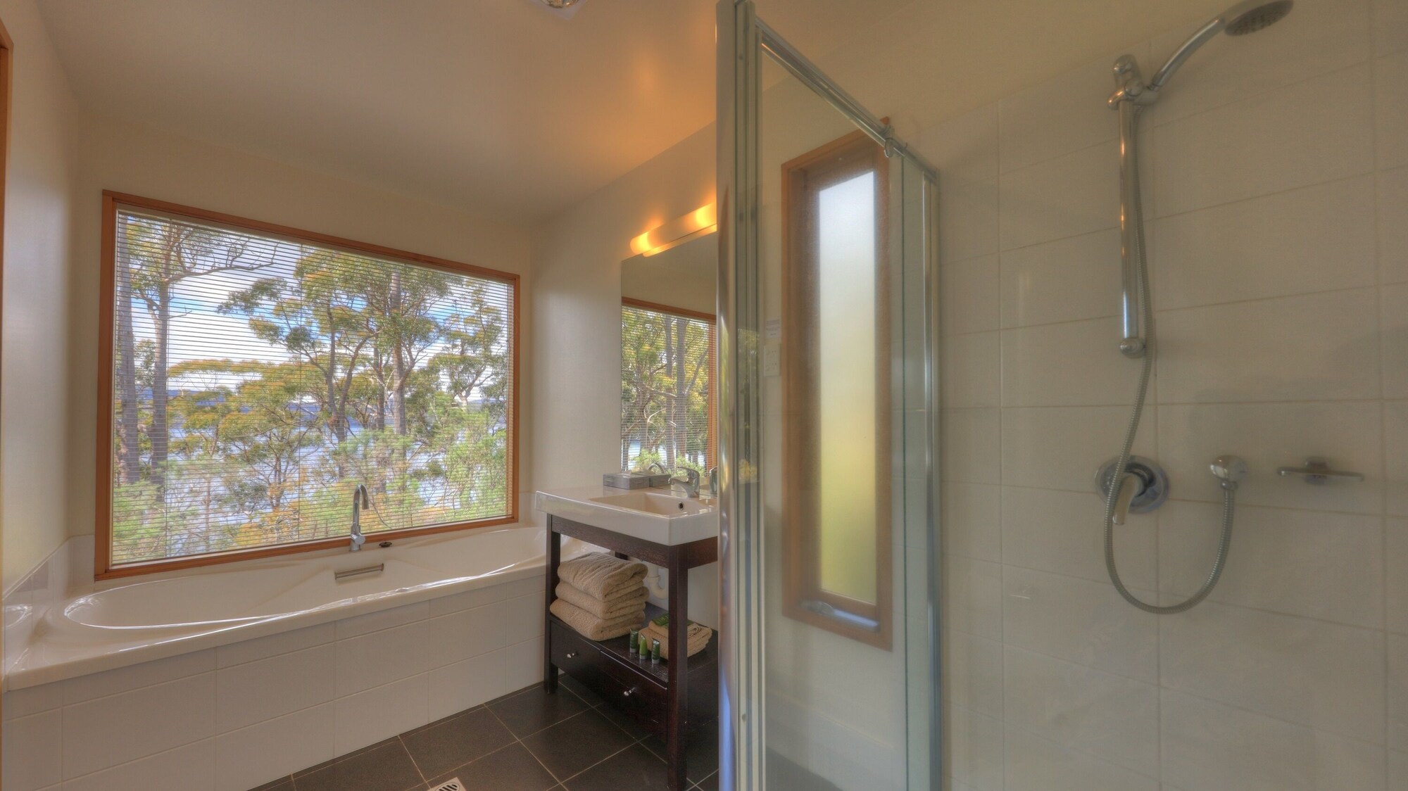 شاليه بريميوم بسرير كينج بإطلالة على البحر، Stewarts Bay Lodge 2/2