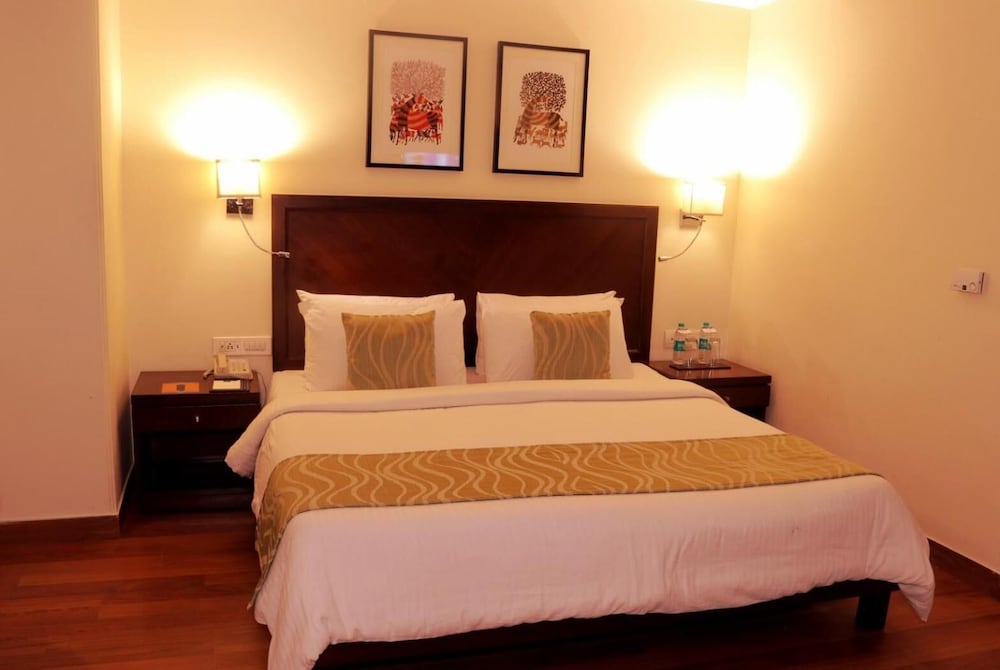 Le Lac Sarovar Portico 7/56