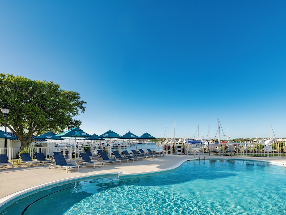 Compass Hotel Beaufort by Margaritaville 42/47