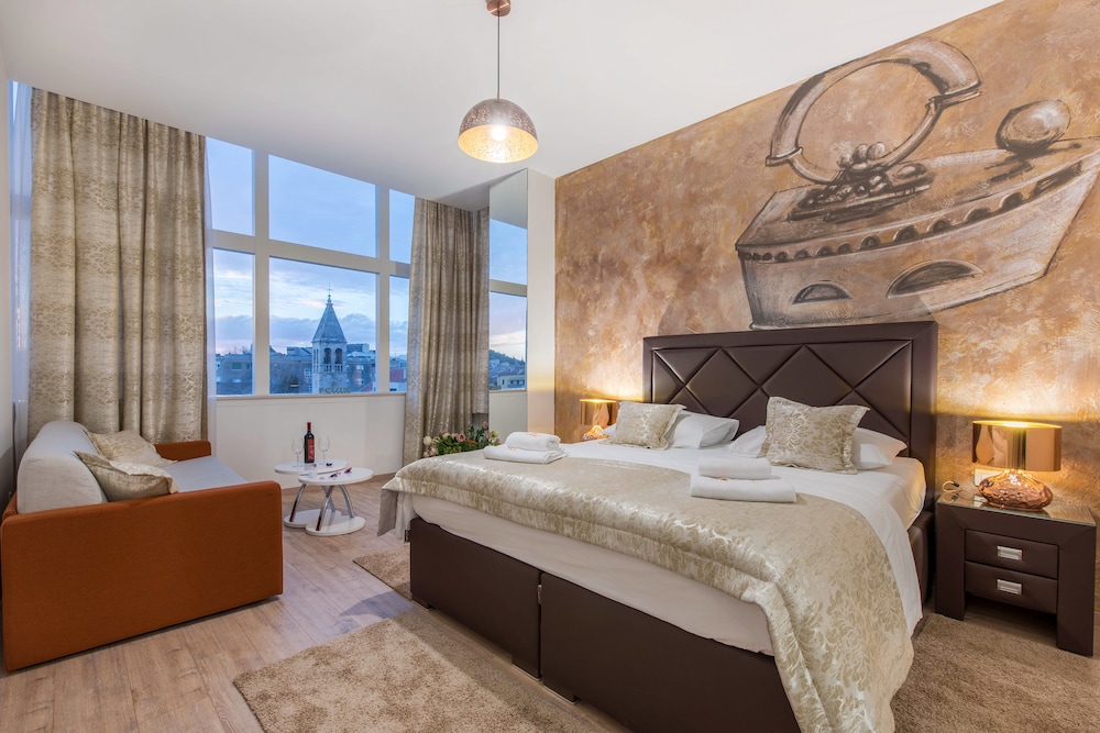 DELUXE, SUITE, CITY VIEW