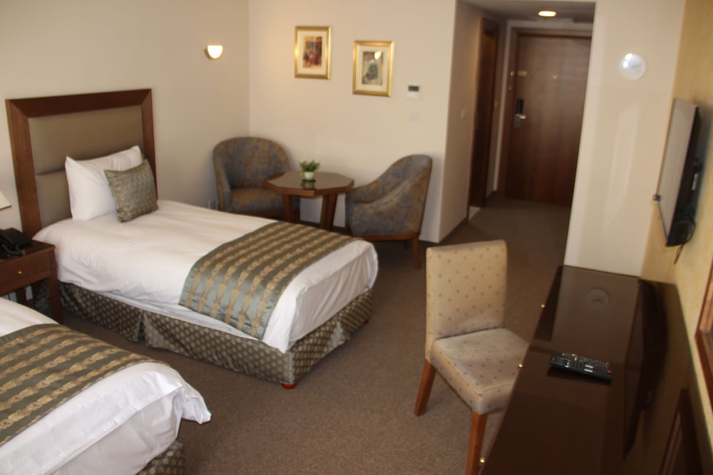 ROOM, DOUBLE OR TWIN BED
