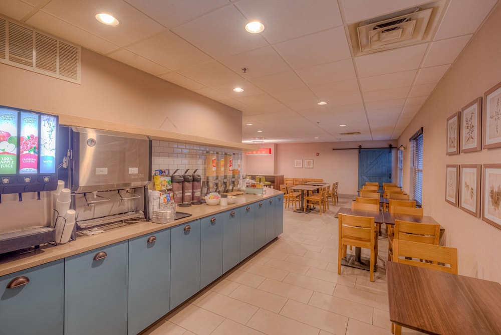 Country Inn & Suites by Radisson, Crystal Lake, IL 33/42