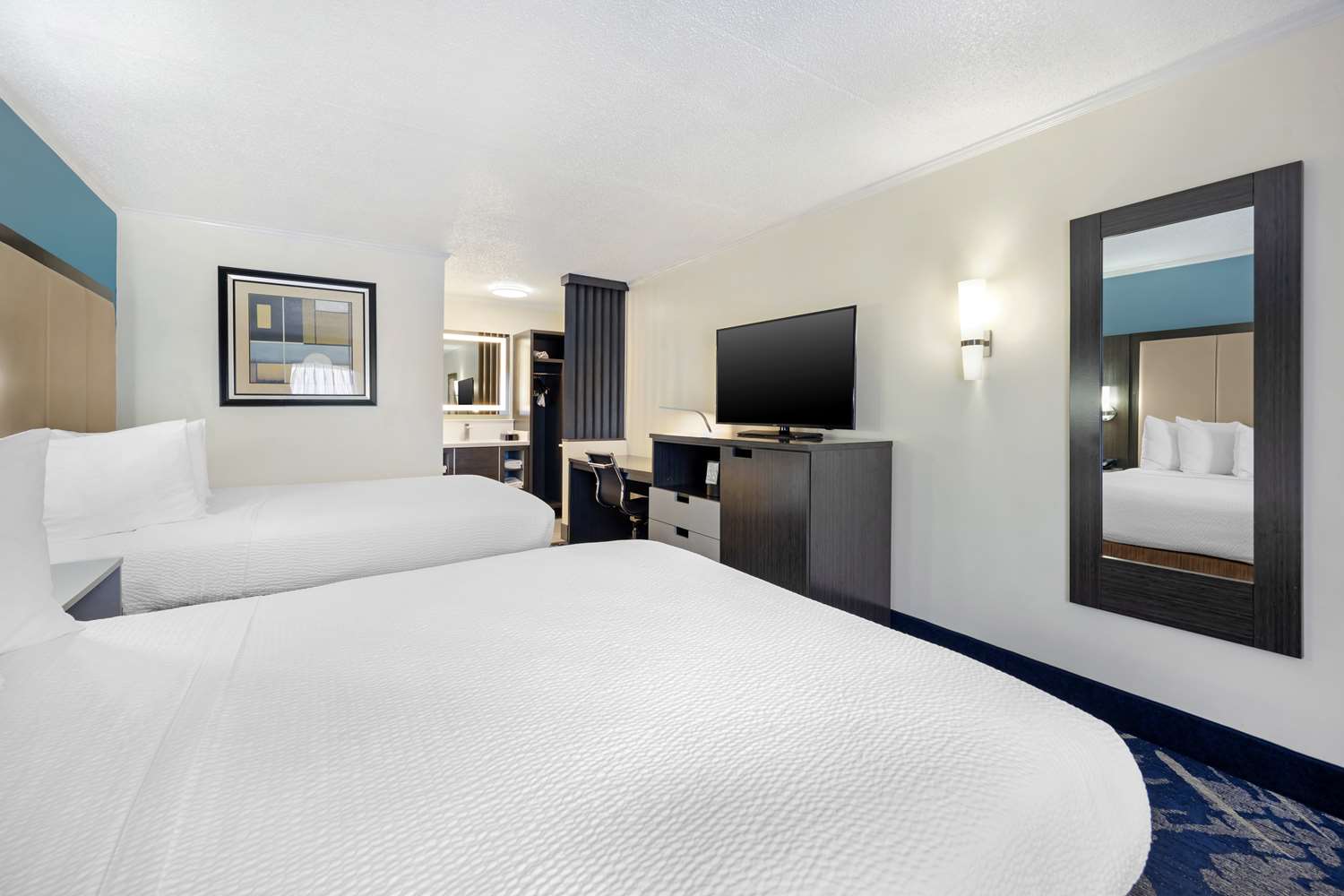 Room, 2 Queen Beds, Bathtub, Accessible