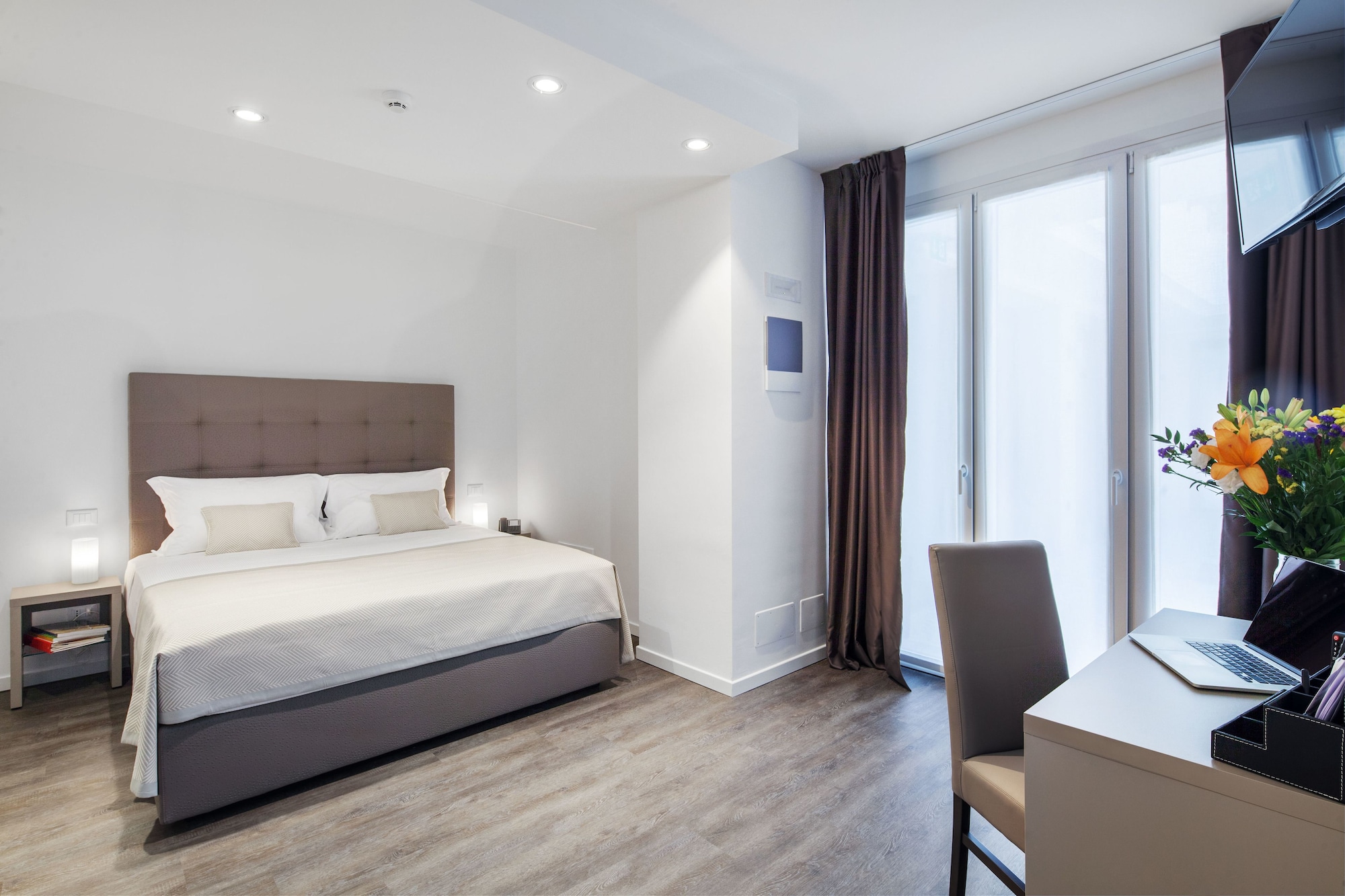 ROOM, DOUBLE BED