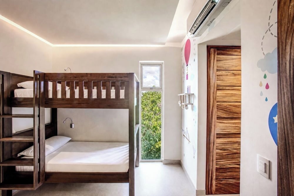 PLATINUM, MASTER, SUITE, KING BED, OCEAN FRONT