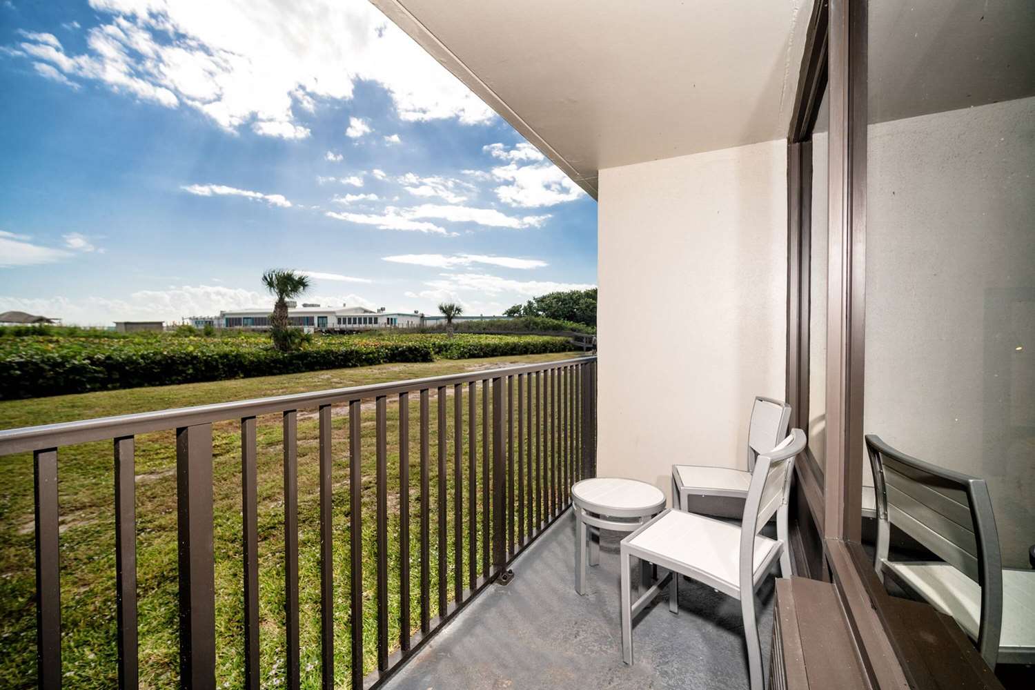 La Quinta Inn & Suites by Wyndham Cocoa Beach Oceanfront 26/54