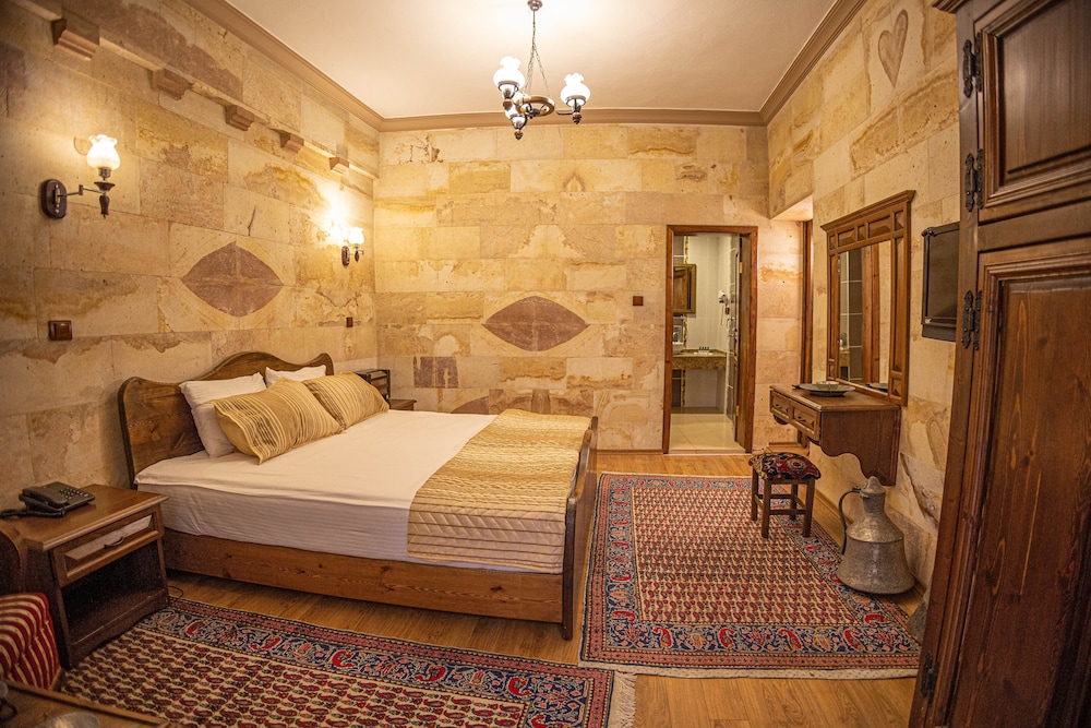 AKUZUN HOTEL 32/65