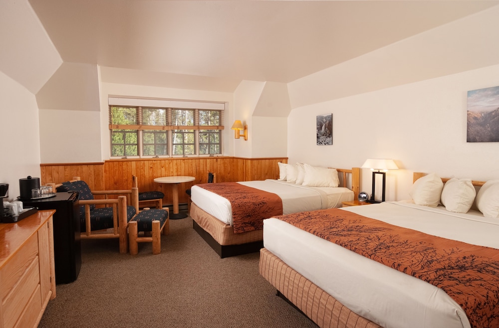 Deluxe Porch Lodge Room 2 Queen