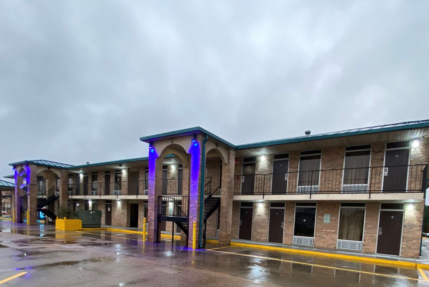 Days Inn by Wyndham Forest 8/40