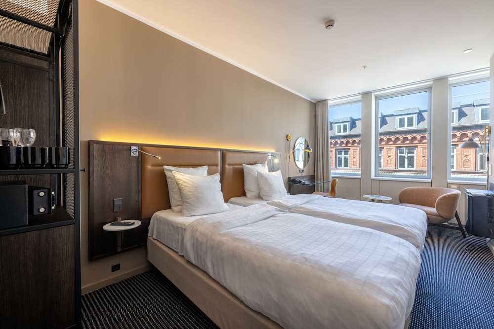 ROOM, TWIN BEDS