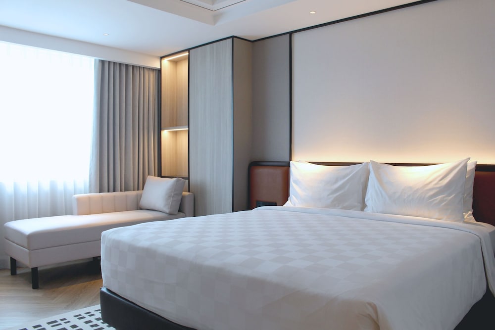 New Deluxe, Queen Bed