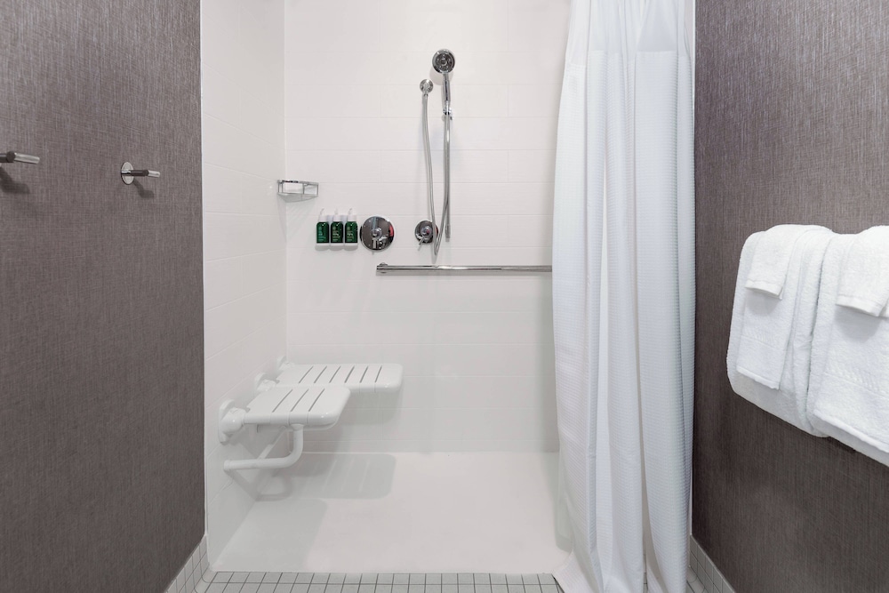 جناح بسرير كينج مع سرير سحّاب إضافي مع أريكة لذوي الإعاقة، SpringHill Suites by Marriott Lakeland 4/5