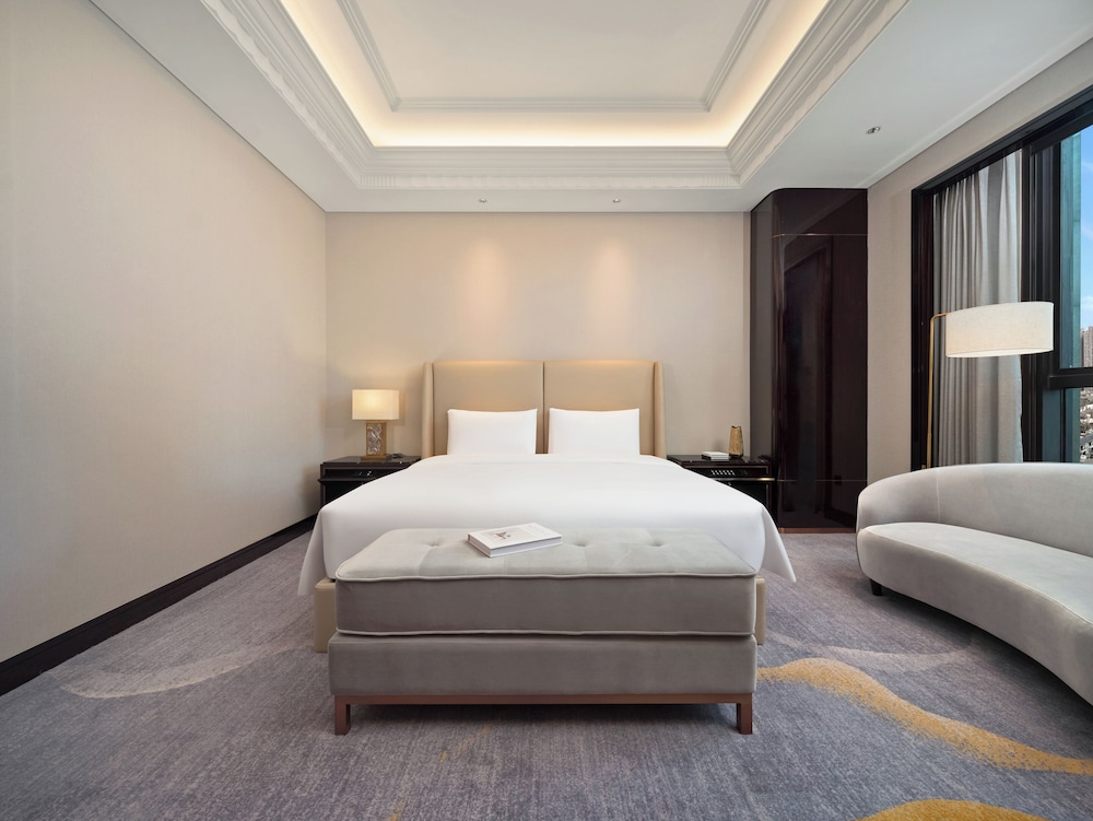 Crown, Deluxe, King Bed