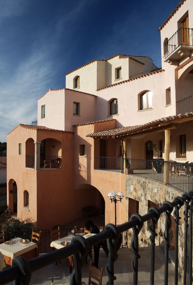 Hotel Arathena 28/34