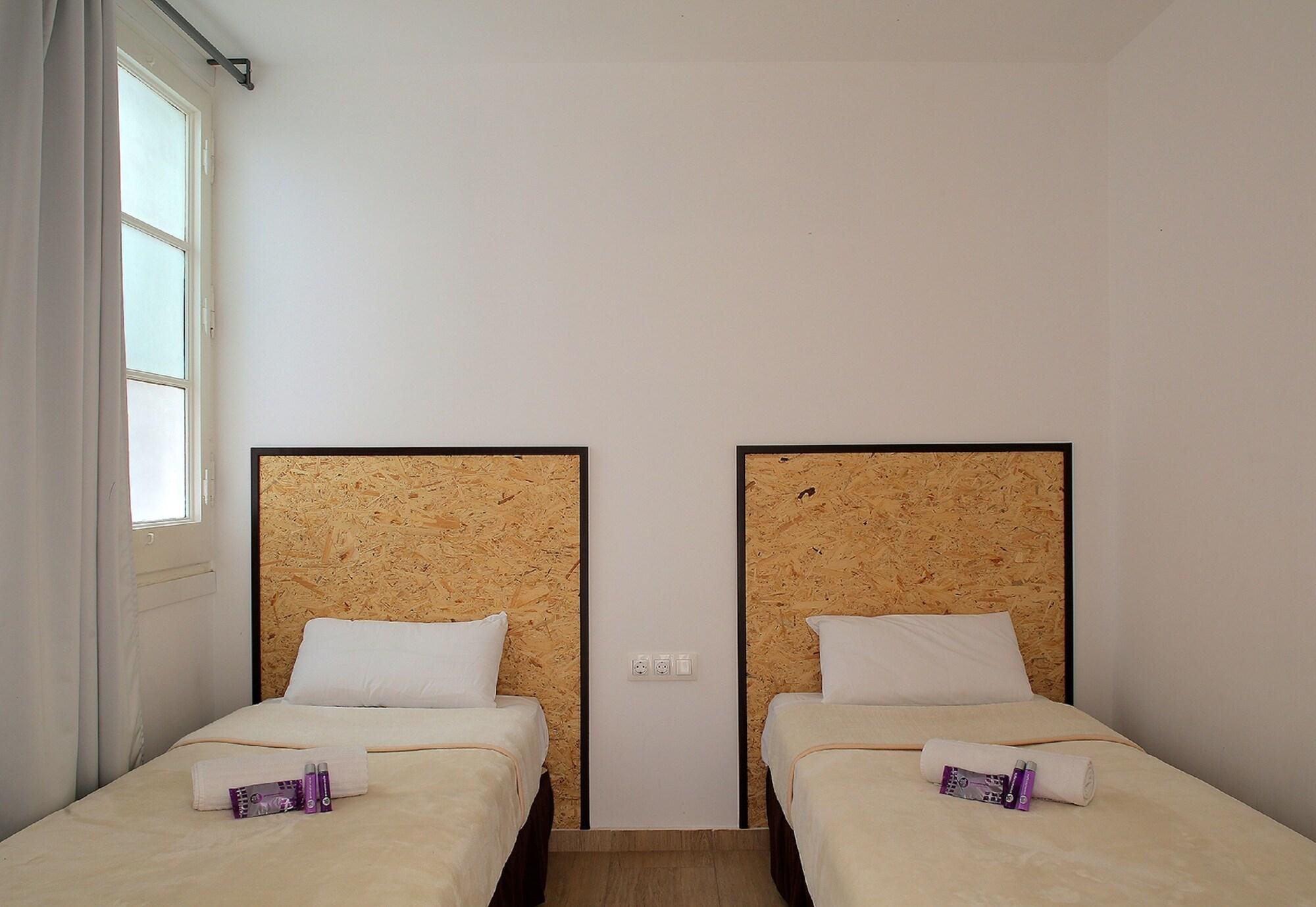 Room, Quadruple