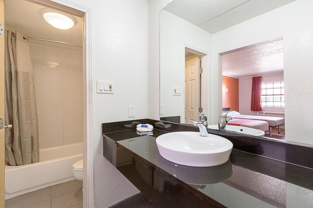 Motel6 Dallas, TX - Market Center 38/45