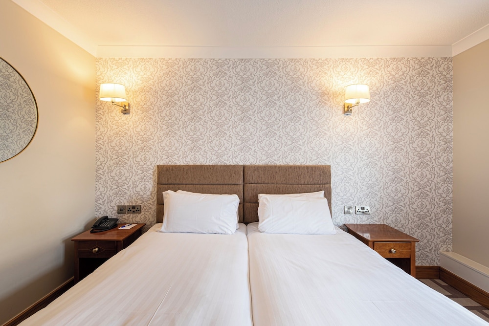 Room, Twin Beds, Street View