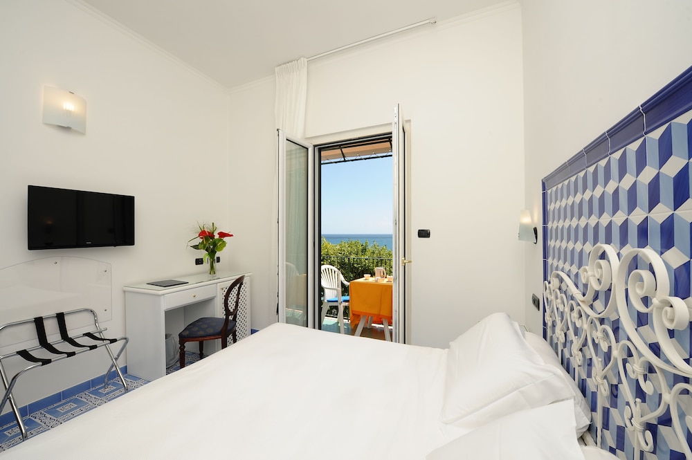 غرفة كلاسيكية بسرير كوين بإطلالة جزئية على البحر، Hotel Aurora Amalfi 3/5