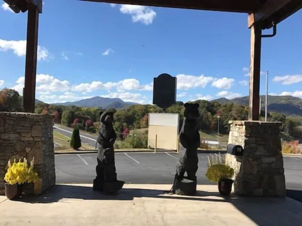 Days Inn by Wyndham Waynesville NC 3/27