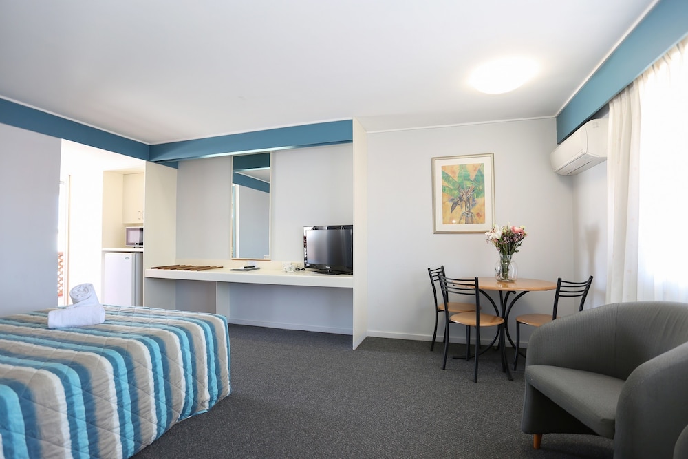 Reef Resort Motel 24/36