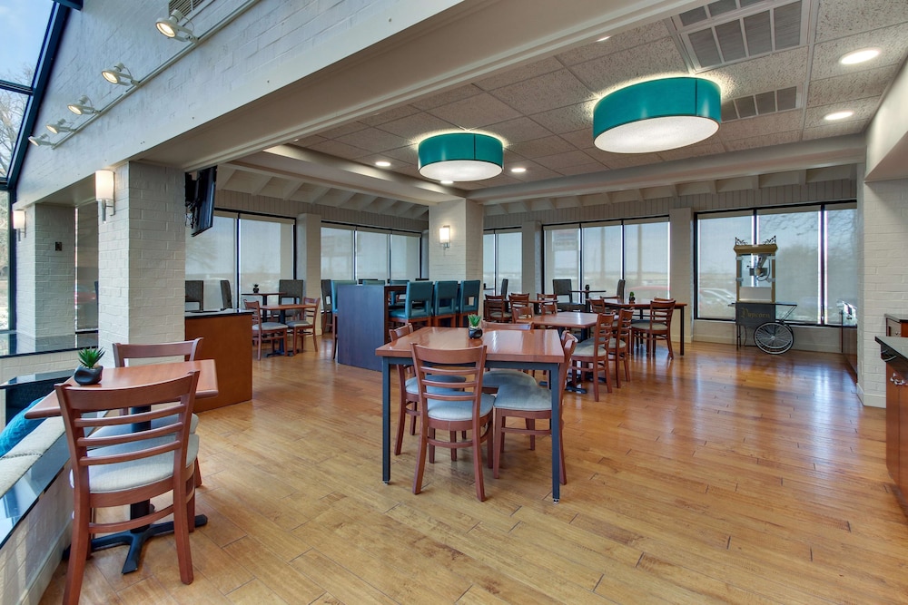 Pear Tree Inn St Louis Airport 33/45