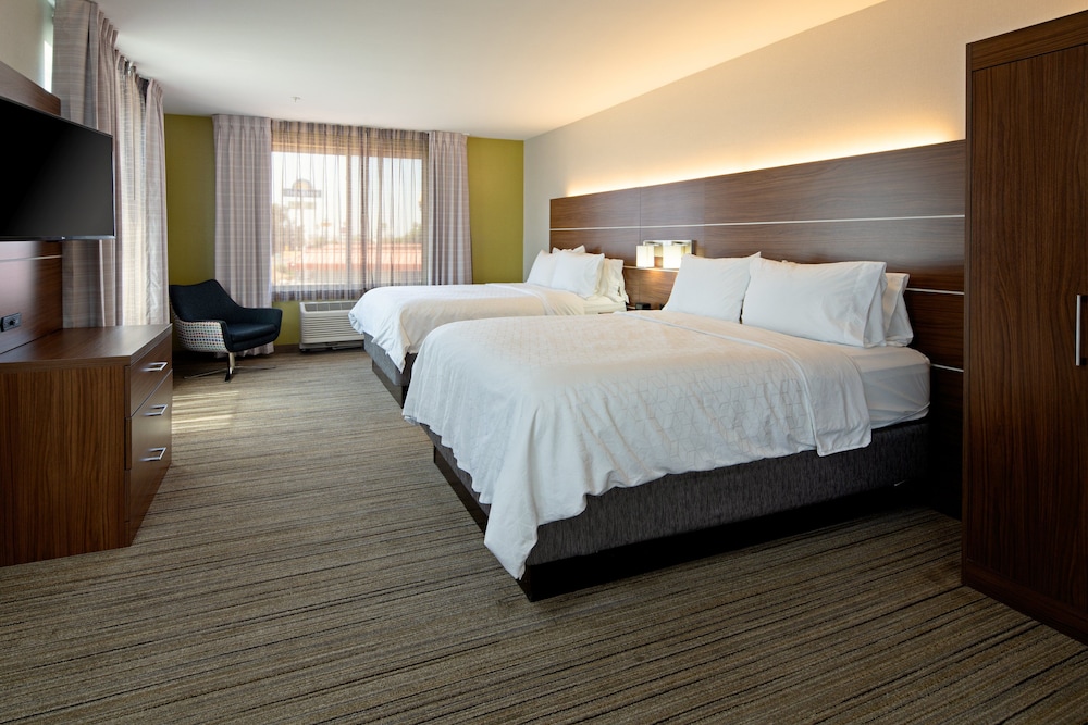Holiday Inn Express Hotel And Suites Fresno South 21/55