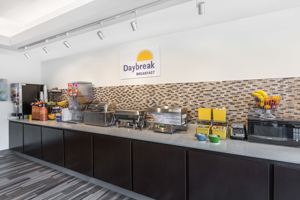 Days Inn & Suites by Wyndham Katy 17/22